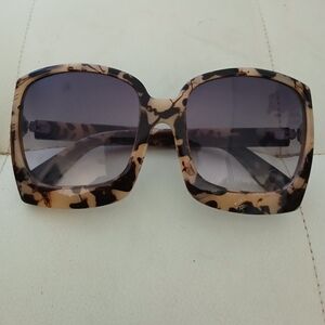 Elegant Tortoise Shell Oversized Sunglasses